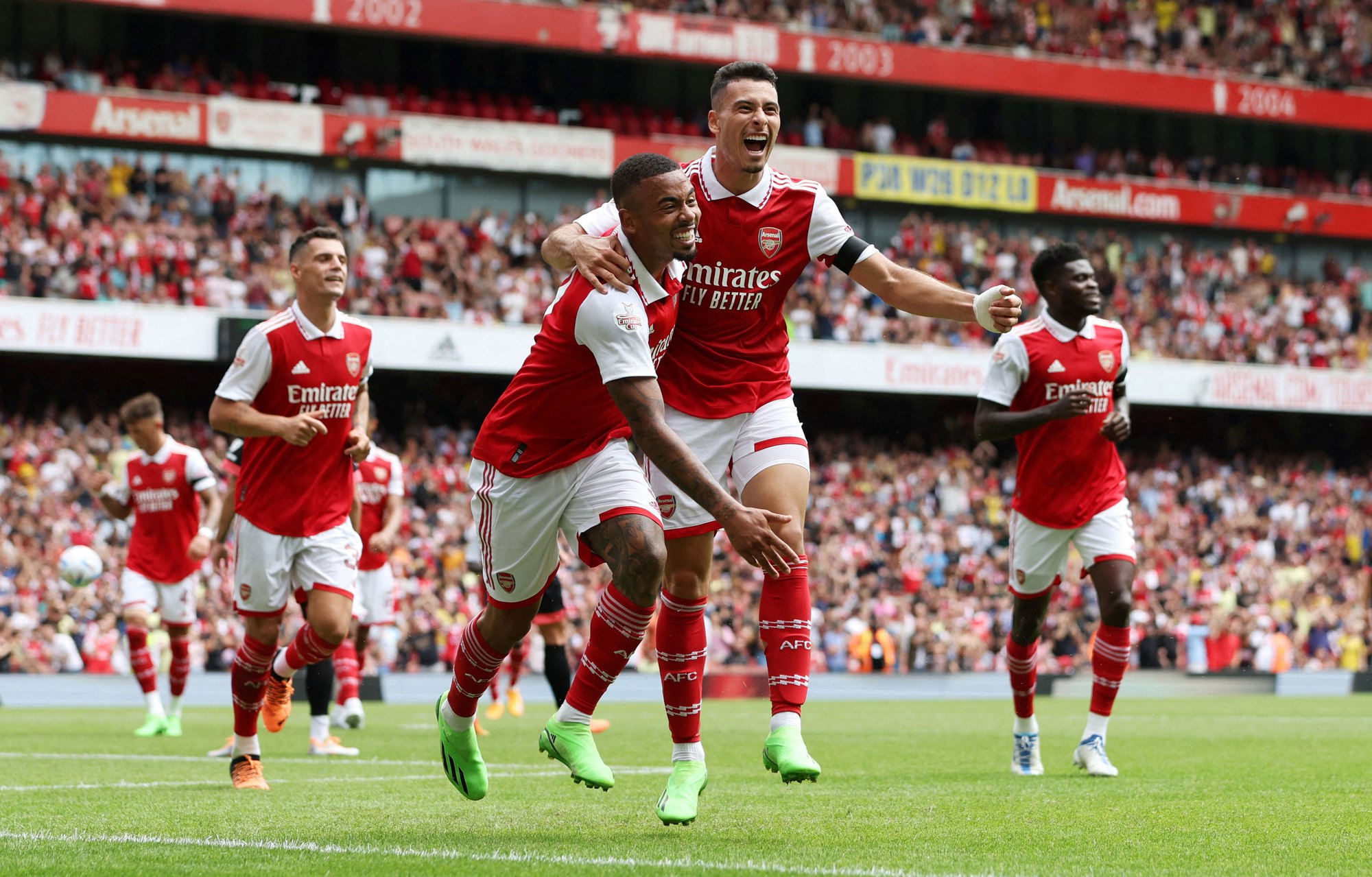 Arsenal cũng đang nằm trong top 10 của giải đấu