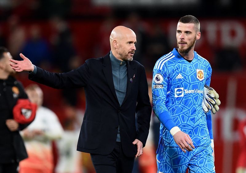Thủ thành De Gea và Ten Hag đang trao đổi sau trận đấu