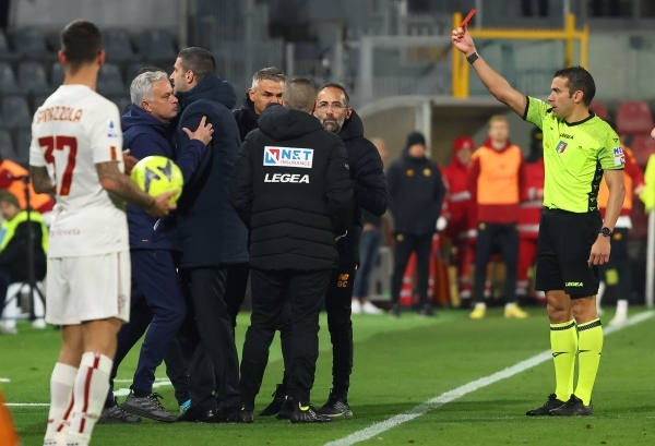 Mourinho rời sân sau chiếc thẻ đỏ